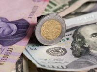 Peso retrocede desde su mejor nivel en cinco semanas