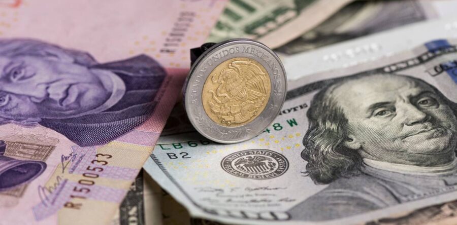 Peso retrocede desde su mejor nivel en cinco semanas