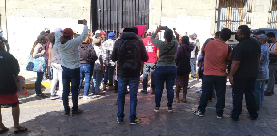 Protestan pobladores de La Reforma, Putla en Palacio de Gobierno