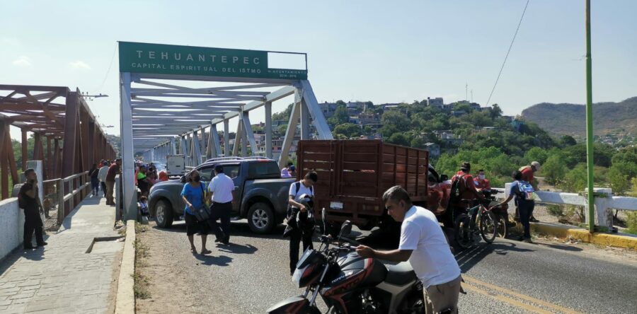 Locatarios de Tehuantepec bloquearon el Puente de Fierro en el Istmo