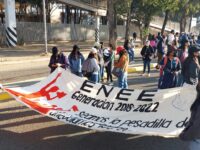 Marchan egresados normalistas en la capital del estado
