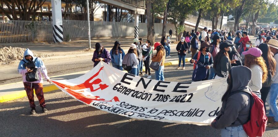 Marchan egresados normalistas en la capital del estado