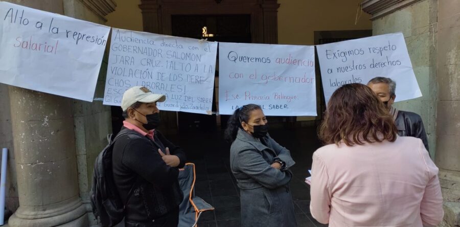 Docentes de la primaria bilingüe “Luz del Saber” protestan en Palacio de Gobierno
