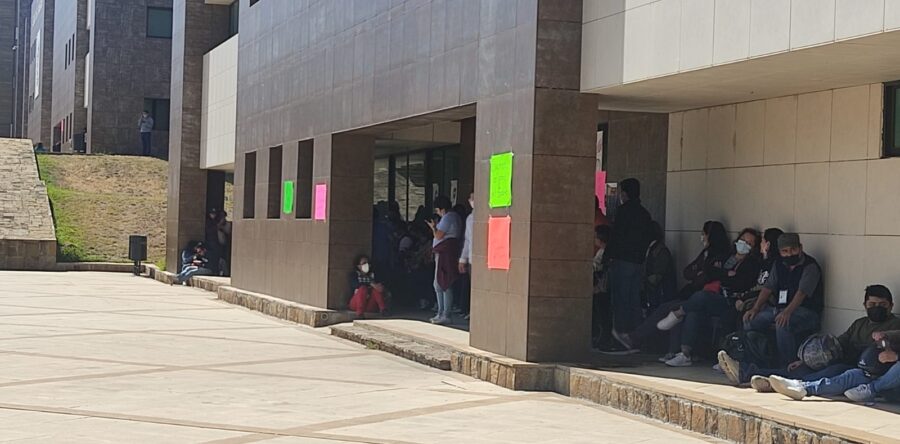 Por falta de pago protestan trabajadores de la FGEO