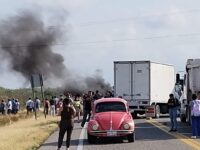 Exigen la presentación con vida de David Hernández Salazar, queman vehículos en el bloqueo