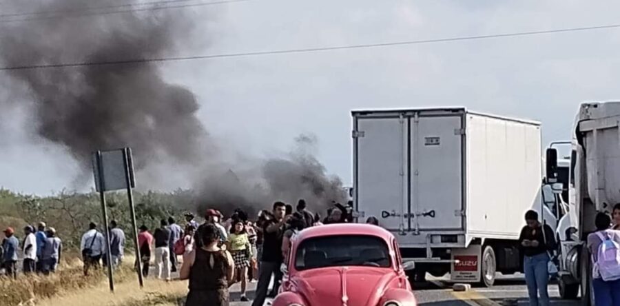 Exigen la presentación con vida de David Hernández Salazar, queman vehículos en el bloqueo