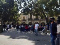 Marchan egresados normalistas en Oaxaca piden contratación automática