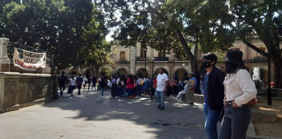 Marchan egresados normalistas en Oaxaca piden contratación automática