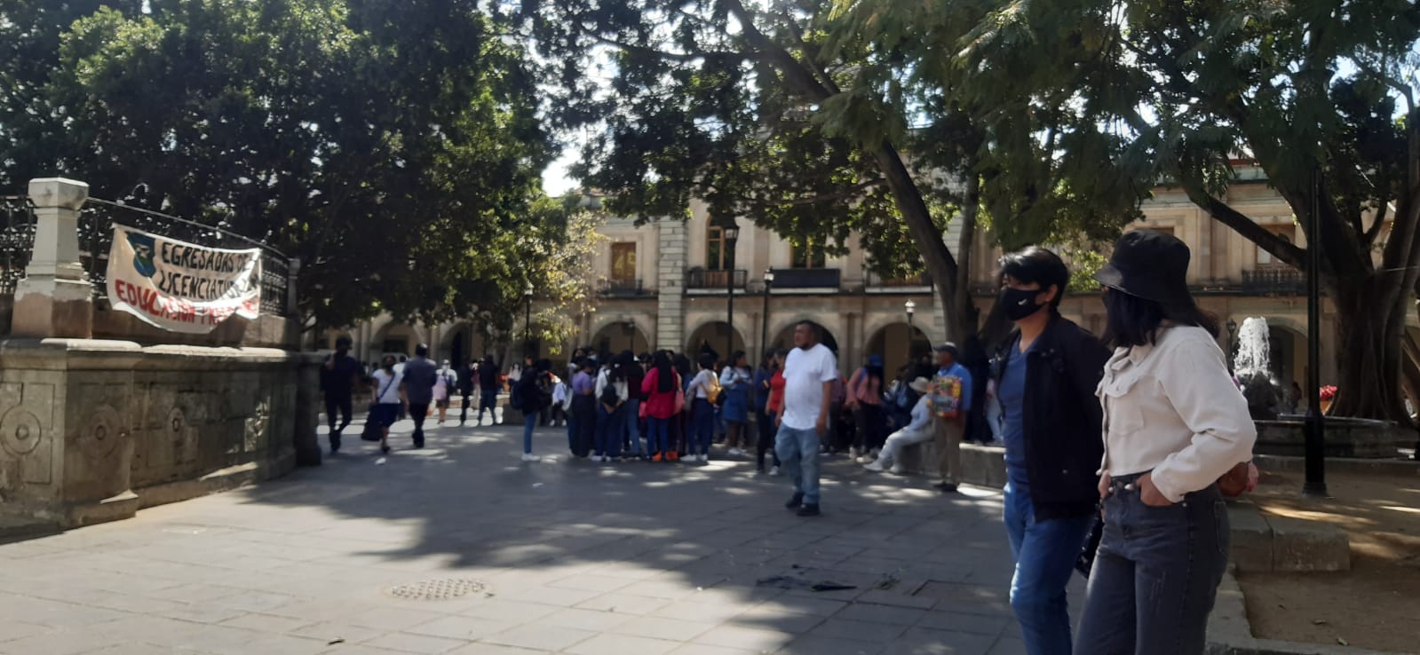 Marchan egresados normalistas en Oaxaca piden contratación automática