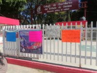 Protestan trabajadores del SIDTCOBAO en el plantel de Pueblo Nuevo.