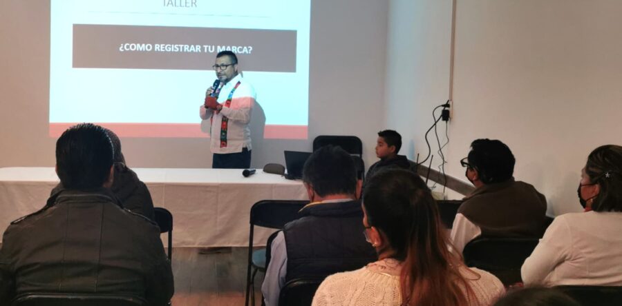 Capacitan a artesanos y productores de Tlaxiaco, para el registro de marcas locales