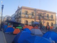 En plantón egresados normalistas