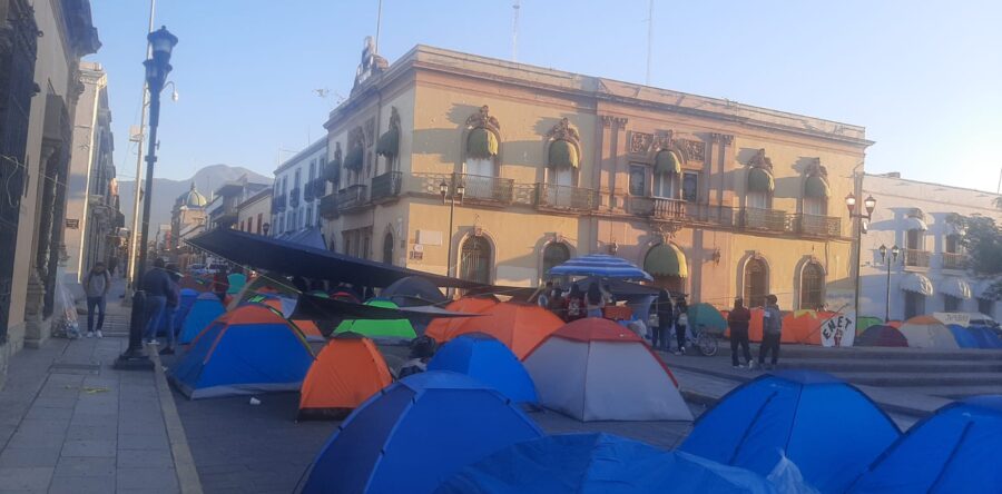 En plantón egresados normalistas