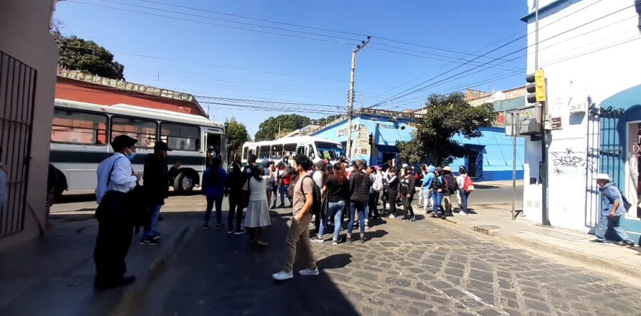 Bloquean normalistas el centro de la ciudad