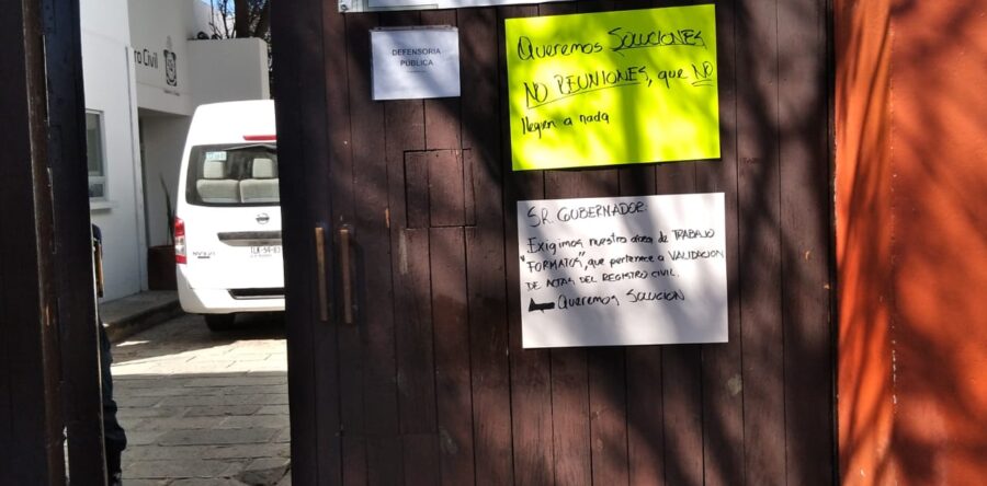 Protestan trabajadores del Registro Civil