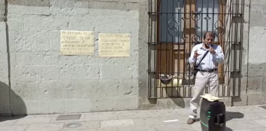 Protesta Orlando Sosa en el Palacio de Gobierno