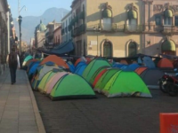 Continúan egresados normalistas con su plantón en el centro de la ciudad
