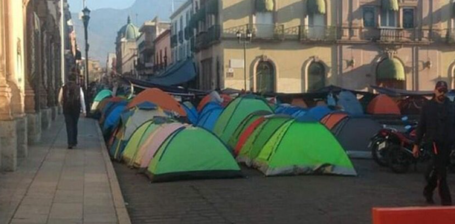 Continúan egresados normalistas con su plantón en el centro de la ciudad