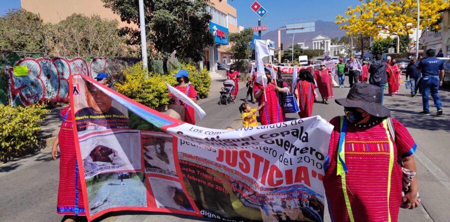 Marchan indígenas Triquis piden retorno seguro para sus comunidades