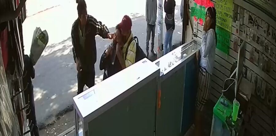 Asaltan a joven en la Central de Abasto ante la mirada inerte de varias personas