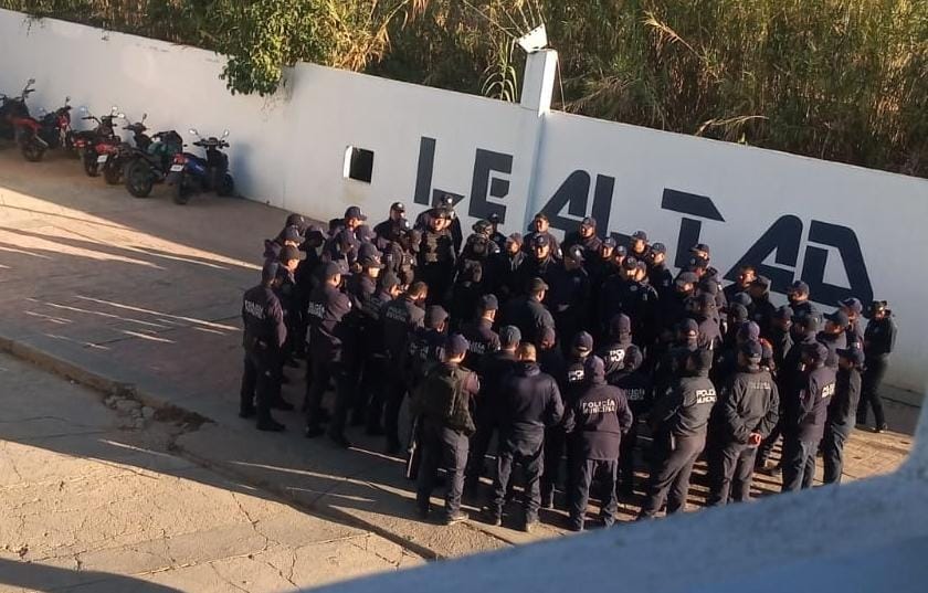 Protestan policías de Xoxocotlán tras el asesinato de uno de sus compañeros