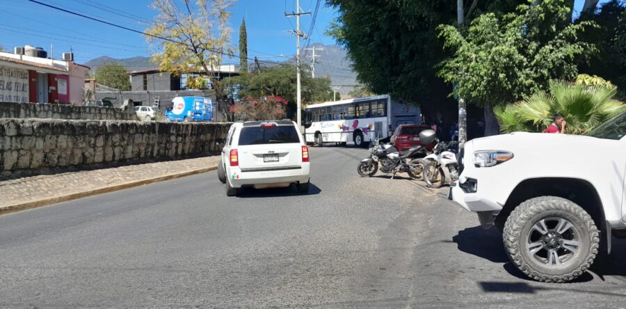 De manera violenta se movilizan los normalistas en la capital del estado