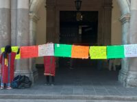 Continúan indígenas Triquis protestando en Palacio de Gobierno
