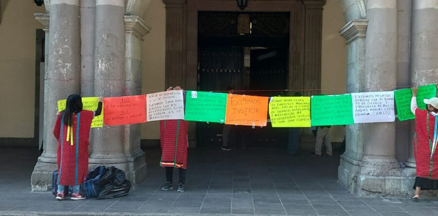 Continúan indígenas Triquis protestando en Palacio de Gobierno