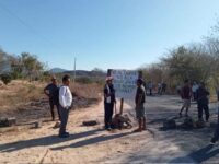 Pobladores de El Coyul continúan con un bloqueo en la carretera federal 200