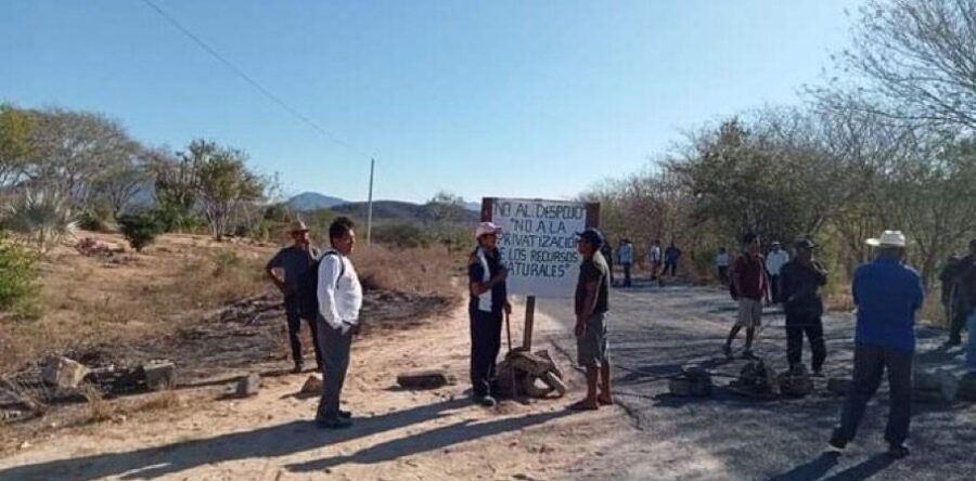 Pobladores de El Coyul continúan con un bloqueo en la carretera federal 200