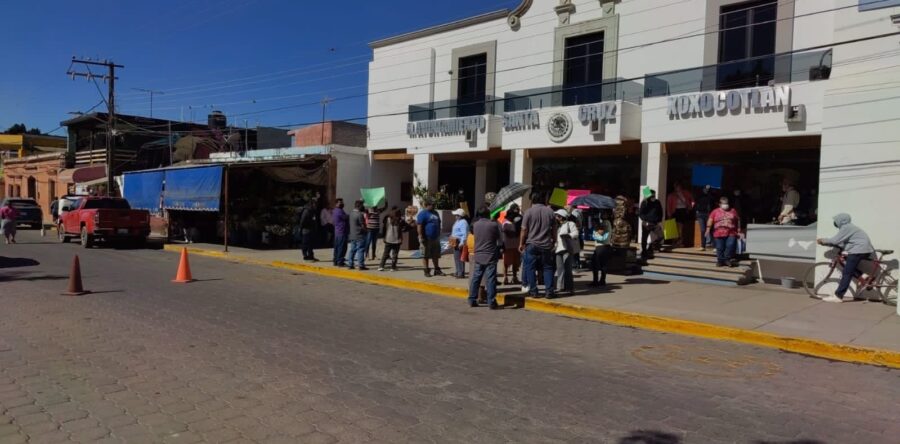 Vecinos de Xoxocotlán protestan en el Palacio Municipal por la falta de servicios básicos