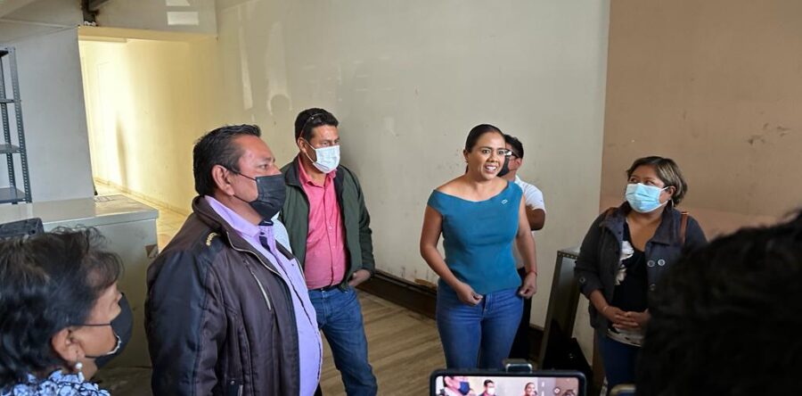 Protestan contra el director del CECYTEO en Cuicatlán de oficio restaurantero