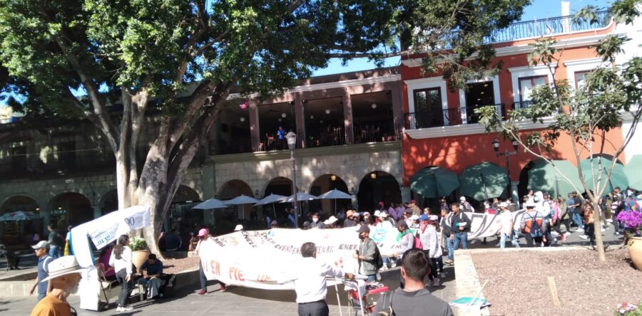 Marchan egresados normalistas en la ciudad de Oaxaca de Juárez