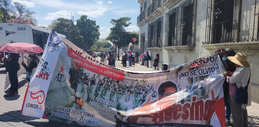 Protesta la Asamblea Permanente de Víctimas, Sobrevivientes y Ex Presos Políticos en los Juzgados Federales