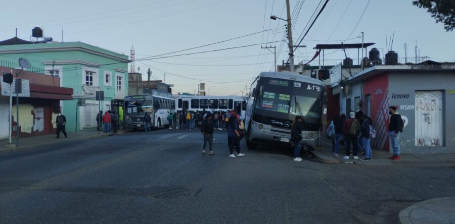 Estudiantes de la CENEO bloquean vialidades a la altura del hotel del magisterio