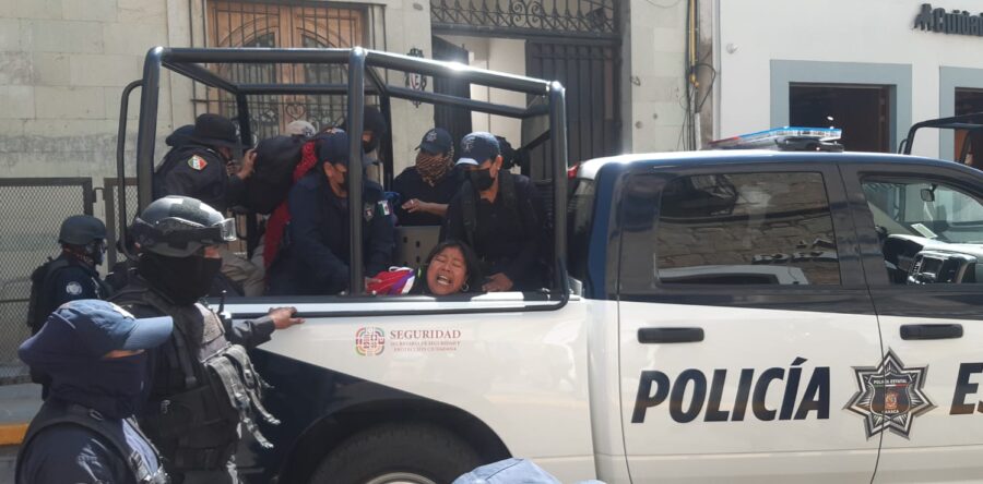 Retiran a Lorena Merino y a sus acompañantes del Palacio de Gobierno