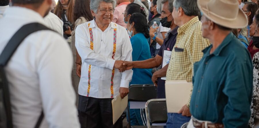 Destaca Martínez Neri una vida de trabajo de los Adultos Mayores en entrega de tarjetas Bienestar