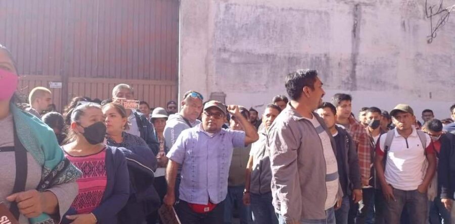 Con bloqueo docentes del nivel de Educación Primaria General piden mesa de negociación al IEEPO