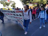 Marchan estudiantes normalistas de Tamazulapan en la capital del estado