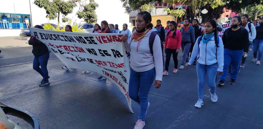 Marchan estudiantes normalistas de Tamazulapan en la capital del estado