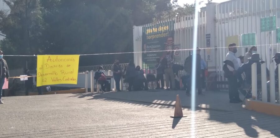 Protestan trabajadores de la Sader en Oaxaca