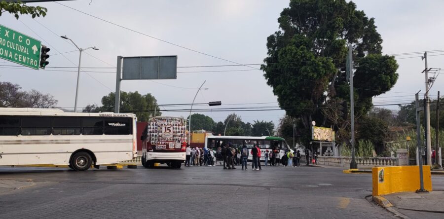 Pese a la atención a las demandas de egresados normalistas realizan bloqueos en la capital