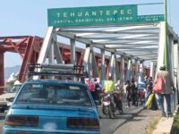 Bloquean el Puente de Fierro para exigir la reconstrucción de una escuela