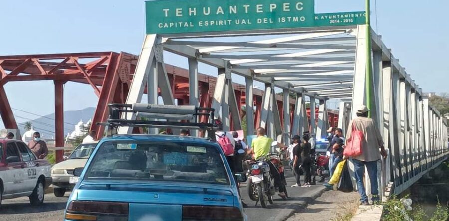Bloquean el Puente de Fierro para exigir la reconstrucción de una escuela
