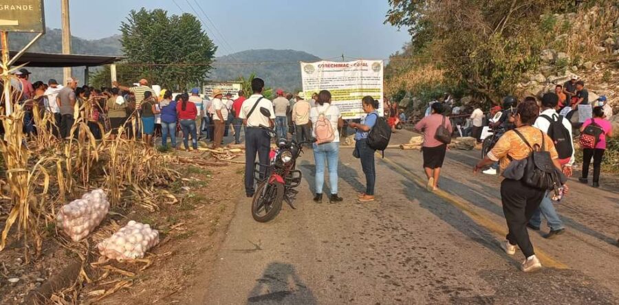 Por la falta del servicio de agua potable se movilizan habitantes de Mazin Grande
