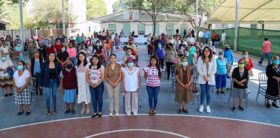 Más de medio millar de personas reciben lentes de vista cansada por parte del DIF Oaxaca