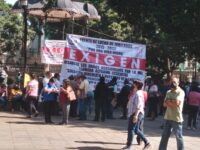 Protestan Jubilados de la Sección XXII en el zócalo de la ciudad