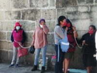 Se encadenan vendedoras del Jardín San Francisco para evitar que sean retiradas