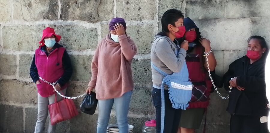 Se encadenan vendedoras del Jardín San Francisco para evitar que sean retiradas