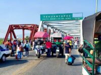 Intentan desalojar a manifestantes que mantienen un bloqueo en el Puente de Fierro